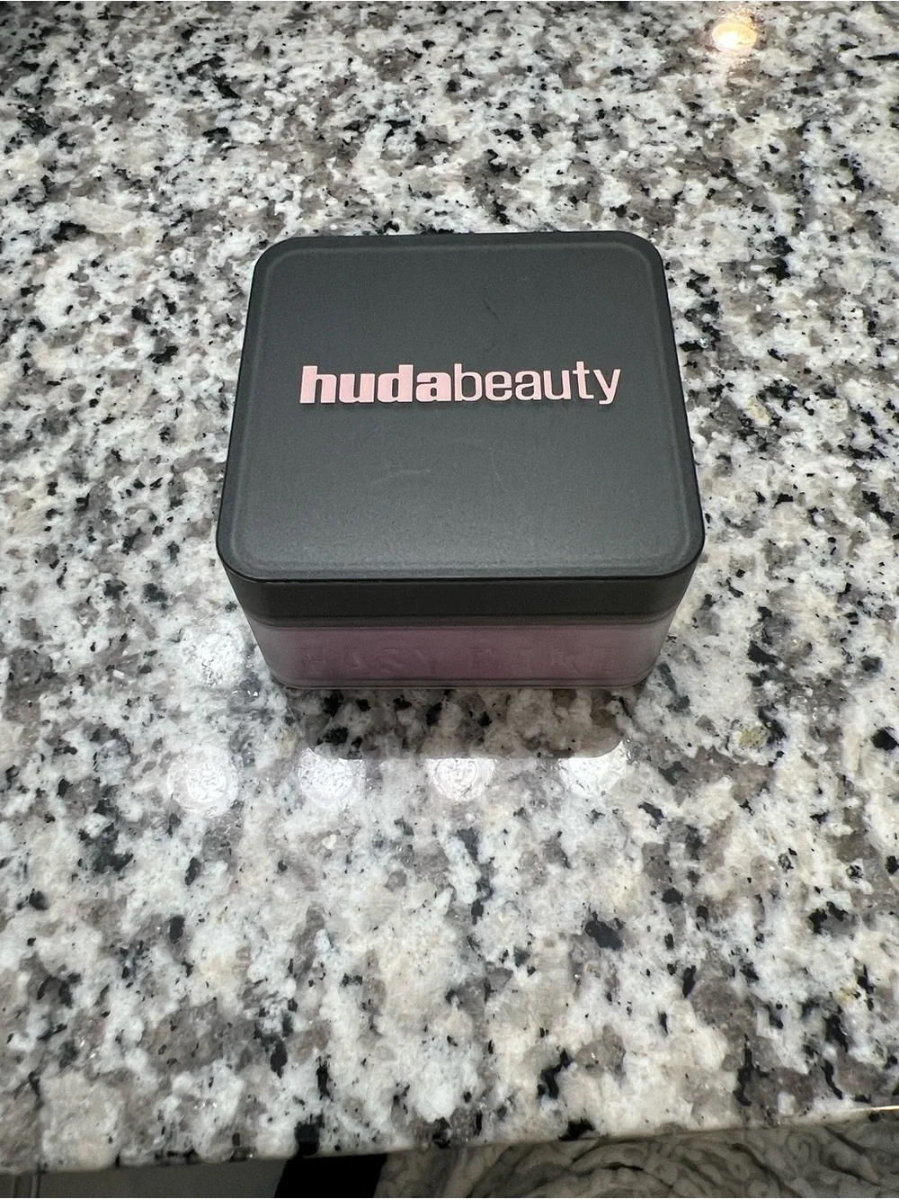 HUDA BEAUTY Birthday Cake Easy Bake Powder